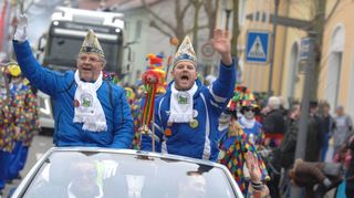 2017 übergab der damalige Zugmarschall Albert Geschwill (l.) als letzte Amtshandlung das Zepter des Fasnachtszuges an seinen Nachfolger David Mahl.