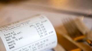 Eine Rechnung mit Umsatzsteuer und Mehrwertsteuer liegt auf der Speisekarte eines Restaurants. Seit 1. Januar gilt auf Speisen in der Gastronomie wieder der volle Mehrwertsteuersatz von 19 Prozent.