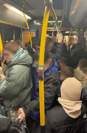 Beklemmender Schienenersatzverkehr: Günter Schmeiser belegt seine Behauptung mit einem Bild – der Bus ist rappelvoll.
