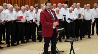 Thomas Kästner leitet seit wenigen Monaten die Geschicke des Männerchors vom MGV-Sängerbund Liedertafel. Hier ist er als Dirigent in der Mehrzweckhalle bei der Einweihung der Kulturhalle im September zu sehen.