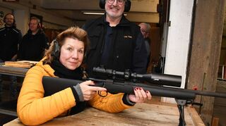 Schützenkönigin Rita Rauh zeigt sich beim Neujahrsschießen in Eppelheim mit der Langwaffe Winchester zielsicher. Die Standaufsicht obliegt Lutz Fießer.