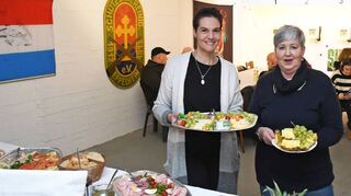 Nach dem Schießen gibt es einen Neujahrsbrunch auf dem 10-Meter-Stand, den Elke Sommer (l.) und Sigrid Kirsch organisieren.