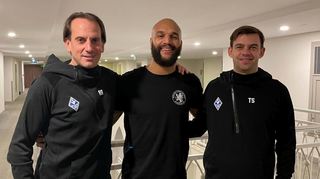 Waldhof-Trainer Rüdiger Rehm (links) und Sportchef Tim Schork (rechts) nehmen Terrence Boyd in die Mitte, nachdem er im Side Star Resort angekommen ist und ab Donnerstag mittrainieren kann.