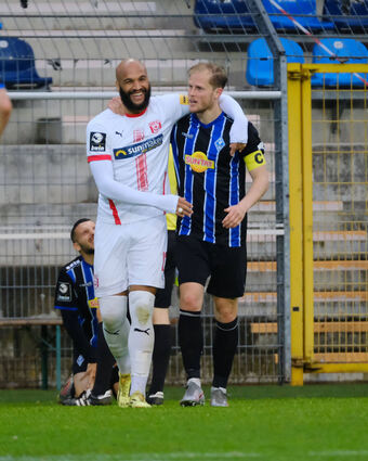 Terrence Boyd (li., hier noch im Trikot des Halleschen FC) lieferte sich mit SVW-Kapitän Marcel Seegert schon heiße Duelle. Nun sind sie Teamkollegen.