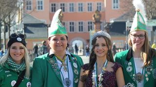 Eine Abordnung des CC Grün-Weiss Oftersheim war am Faschingsdienstag 2023 bei der Schwetzinger Zeitung zu Gast. (v. l. Gardeleiterin Madelaine Lilli, Schatzmeisterin Stephanie Fix, die zu diesem Zeitpunkt amtierende Prinzessin Julia II., Vorsitzende Lisa Will, stellvertretende Vorsitzende Sarah Rebmann).