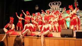Ein Traum in Rot mit Federn auf dem Haupt: Das Männerballett „Bierathleten“ präsentiert sich beim Galaabend zu Beginn der aktuellen Kampagne. Für Lisa Will sind sie nicht nur ein wunderbar amüsanter, sondern auch ein großer Beitrag zur Vielfalt des Vereins.