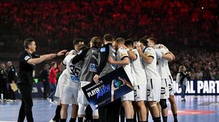 Die deutschen Spieler jubeln nach der Partie gegen die Schweiz gemeinsam über den Sieg.