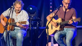 Im Gemeindesaal tritt am Donnerstag, 25. Januar, das Duo „Graceland“ auf und spielt die bekannten Hits von Simon & Garfunkel.