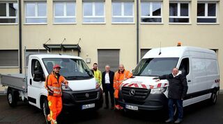 Neben Sebastian Klatt, Christopher Anti und Jürgen Ballweg vom Bauhof freuen sich Uwe Grempels und Daniel Schuß über die neuen Elektrofahrzeuge.