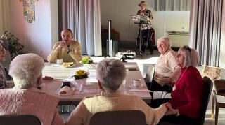 Mitsingen und Mitschunkeln, das ist beim ersten Altennachmittag der Gemeinde angesagt und beim Musiker Schlager Erich aus Brühl auch definitiv erwünscht.