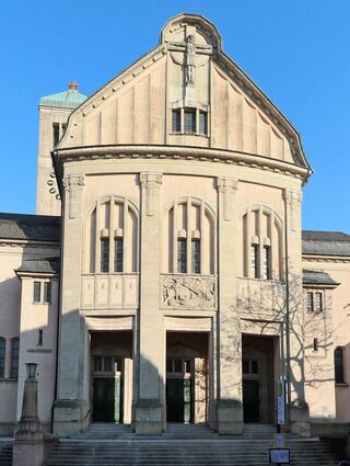 Das nächste Großprojekt: Die Außensanierung der Kirche St. Georg wird Millionen kosten. Die genaue Aufnahme der Schäden ist in Vorbereitung, doch schon der Blick auf die Fassade des Jugendstilbaus zeigt, dass Handlungsbedarf besteht.