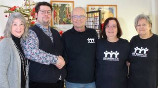Spenden 1000 Euro für Bedürftige: Thea Fischer (v.l.) und Janis Kilian Kelputh. Darüber freuen sich Achim Schmitt, Doris Keller und Margrit Jäger.