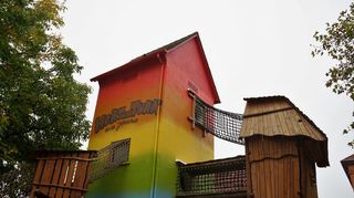 Inzwischen ist der ehemalige Stromturm bei der  Jahnschule das neue Symbol von Kernzeit- und Hortbetreuung. Bild:  Widdrat
