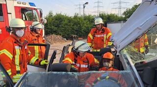 Die Kameraden sind auch bei Verkehrsunfällen im Einsatz, umso wichtiger ist es, regelmäßig – wie hier zu sehen – entsprechende Szenarios zu üben.
