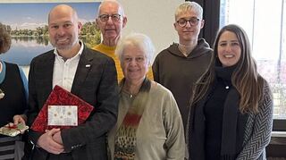 Barbara Breuner (Mitte mit Blumen) und Bürgermeister TImo Wangler im Kreise der Gäste der Verabschiedung.