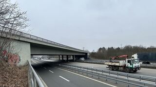 Diese Brücke der B 39 über die Autobahn wird abgerissen und durch eine neue ersetzt. Das dürfte zu Beeinträchtigungen sowohl auf der A 6 als auch auf der Bundesstraße zwischen Hockenheim und Schwetzingen führen – bis ins Frühjahr 2025.
