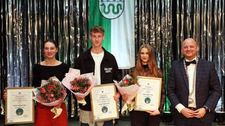 Ehrung der verdienten Sportler durch Bürgermeister Pascal Seidel: Anne Braun (v. l.), Max Moerstedt und Pia Rühle beim Neujahrsempfang.