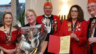 Angelika Weber (Mitte) wird mit dem Ehrengoggel ausgezeichnet: Vizepräsident Berhard Motzenbäcker (v. l.), Kinderprinzessin Enya I. von Wasser und Feuer, Prinzessin Alexandra I. vom Zwölfenderfeld, Präsident Christian Nordheim sowie Gabriele und Gerhard Luksch freuen sich mit ihr.