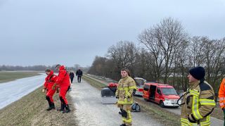Mit speziellen Schutzanzügen wagen sich die Einsatzkräfte auf das Eis.