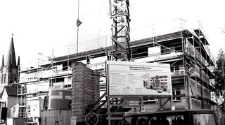 Nach fünf Monaten Bauzeit wird im November 1999 das Richtfest für eine Seniorenwohnanlage mit 24 barrierefreien Wohnungen in der Hauptstraße 54 in der Nähe der Kirche gefeiert.