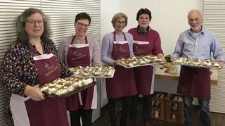Süßer Abschluss des Mittagsmahls: Claudia (v. l.), Jutta, Ingeborg, Renate und Bruno vom Serviceteam mit dem Dessert – einem Schwarzwaldbecher.