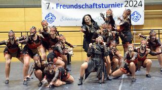 Ü15-Schautanz: „Spiel mit dem Feuer“ lautet das Thema bei der r KG Narrhalla Ketsch. Die Tänzerinnen begeistern in ihren fantasievollen Kostümen und mit einer tollen Choreografie. Am Ende steht Platz eins.
