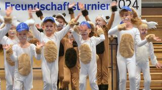 „Rabe Socke und seine Freunde“ kommen mit den Minis der KG Narrhalla Ketsch auf die Bühne.