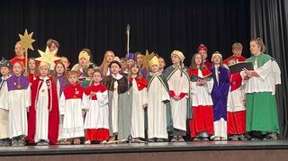 Die Sternsinger überbringen musikalisch und in Gedichtform ihre Segenswünsche für das neue Jahr und zeigen damit auch die enorme Beteiligung der Jugend in der Gemeinde auf.