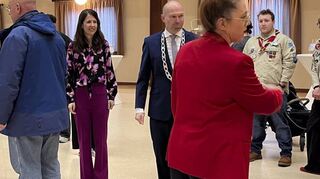 Bürgermeister Timo Wangler und seine Frau Katja begrüßen jeden der Gäste beim Neujahrsempfang persönlich mit einem Handschlag.