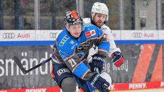Immer einen Schritt schneller. Ingolstadts Wayne Simpson (vorne) behauptet hier den Puck gegen Jordan Murray.