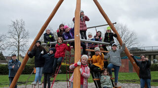 Der Förderverein Gartenschaupark präsentiert eine neue Attraktion auf dem Kinderspielplatz an der Überführung. Über das multi-funktionale Klettertipi freuen sich: Dagmara (oben v. l.), Annika, Laura, Eslem, Ceylin, Sulin und Lisa sowie Karl Götzmann (unten v. l.), Loana, Phelina, Nils, Vorsitzende Martha Keller, Robin, Polly, Kerim und Christian Engel (Stadtverwaltung).