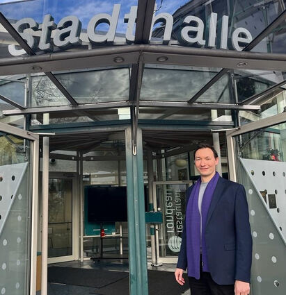 Hat sich viel vorgenommen: Adrian Gillmann vor der Stadthalle.