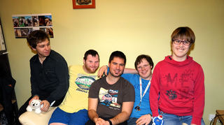 Gabor (v. l.), Marc, Dennis, Julius und Lea verstehen sich gut in ihrer Wohngemeinschaft in der Schützenstraße.