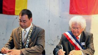 Im Jahr 2010 besiegeln die Bürgermeister Jürgen Kappenstein (l.) und Marc Goua mit ihren Unterschriften die Partnerschaft zwischen Ketsch und Trélazé.