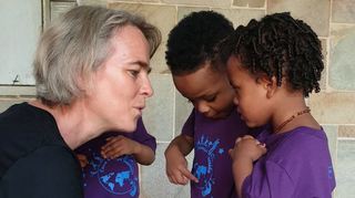 Katrin Bugert bei der Arbeit mit Kindern in Sao Paulo. Seit 2014 ist sie für das Projekt „Circus Sternbrücke“ verantwortlich, das eng mit dem Kindersozialprojekt „Kleine Sterne“ verbunden ist.