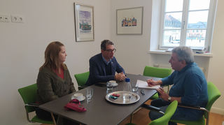 Redaktionsgespräch mit dem Grünen-Abgeordneten und Staatssekretär Dr. Andre Baumann (M.), Pressesprecherin Katja Decher und Chefredakteur Jürgen Gruler.