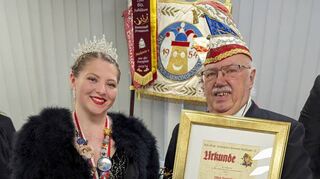 Dank an verdienste Fasnachter abgestattet: Jubiläumsprinzessin Larissa I. lächelt mit Ehrensenatspräsident Alfred Kupferschmid um die Wette.