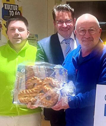 Dr. Stefan Reschke (l.) übernimmt die Praxis von Dr. Michael Eckstein (r.), dem Bürger-meister Stefan Weisbrod zum 25-jährigen Bestehen seiner Praxis in der Gemeinde gratuliert.