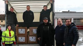 Gespendetes medizinisches Material und Feuerwehr-Einsatzkleidung für die Ukraine: Kommandant Daniel Ernst (v. l.), Florian Wachter, Sybilla Hellweg, Chernikov Vitalii, Simon Friedel, Lietuschko Volodymyr, Lesnyk Yevhenii, Dieter Lunkewitz und Landtagsabgeordneter Andreas Sturm haben den Transporter schnell beladen, der in den kommenden Tagen auf eine 1200-Kilometer-Tour gehen wird.