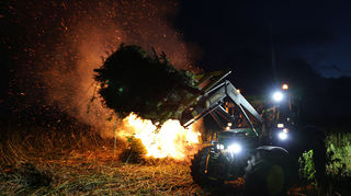 Landwirte zünden Mahnfeuer in Plankstadt. Christian Treiber legt weitere Bäume ins Feuer.