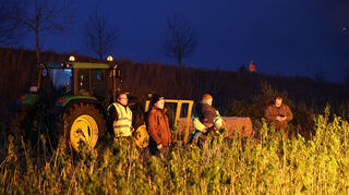 Landwirte zünden Mahnfeuer in Plankstadt. Viele Landwirte beobachten das Mahnfeuer aus nächster Nähe.