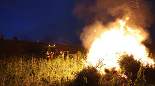 Landwirte zünden Mahnfeuer in Plankstadt. Das Mahnfeuer erhellt das Feld weithin sichtbar.
