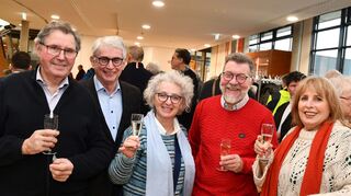 Altgemeinderat Dieter Müller sowie Kirchengemeinderatsvorsitzender Herwig Huber mit Partnerin und Helmut und Elisa Rohr nutzen den Neujahrsempfang für gute Gespräche.