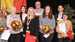Erinnerungsfoto der Ehrungen beim Neujahrsempfang: Klaus Preuß (v. l.), Annette Hettinger-Engelhardt, Franz Strunz, Maria und Tina Salwender, Bürgermeisterin Patricia Rebmann, Holger und Ines Salwender, Alexander Stuntz und Uschi Weinert.