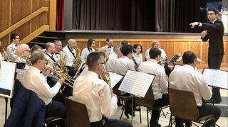 Dirigent Julian Wittig leitet beim Neujahrsempfang das Gesamtorchester des Ketscher Musikvereins an. Für das Ensemble ist es stets der erste Termin im Jahr.