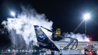 Eine Passagiermaschine der Lufthansa wird vor ihrem Start auf dem Flughafen in Frankfurt am Main enteist. In den kommenden Tagen rechnen Meteorologen in Teilen Deutschlands mit gefährlichem Glatteis.