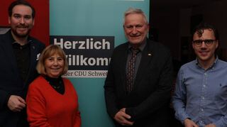 Staatssekretär Thomas Blenke (2. v. r.) weilt auf Einladung der CDU Schwetzingen – rechts Vorsitzender Nils Melkus sowie CDU-Gemeinderätin Rita Erny – in der Stadt. CDU-Landtagsabgeordneter Andreas Sturm (l.) wohnt dem Vortrag in der „Trattoria Sicilia“ ebenfalls bei.