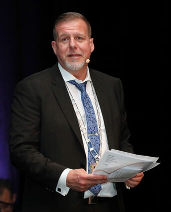 OB Marcus Zeitler begrüßt die Gäste in der Stadthalle.