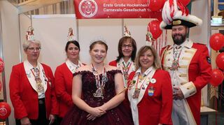 Die geballte närrische Streitmacht der HCG: Kirsten Costea (v. l.), Jessica Herbst, Prinzessin Larissa I., Uschi Auer, Bianca Butz und Christoph Kühnle bringt närrische Stimmung ins Foyer der Stadthalle.