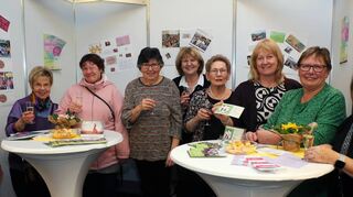 Karin Krämer (v. l.), Christina Reinhardt, Susanne Stohner, Elvira Pfisterer, Brigitte Hafner, Birgit Rinklef und Traudel Dehoust haben am Stand des Vereins der Landfrauen allen Grund zur Freude – die Zahl ihrer Mitglieder wächst ständig weiter an.